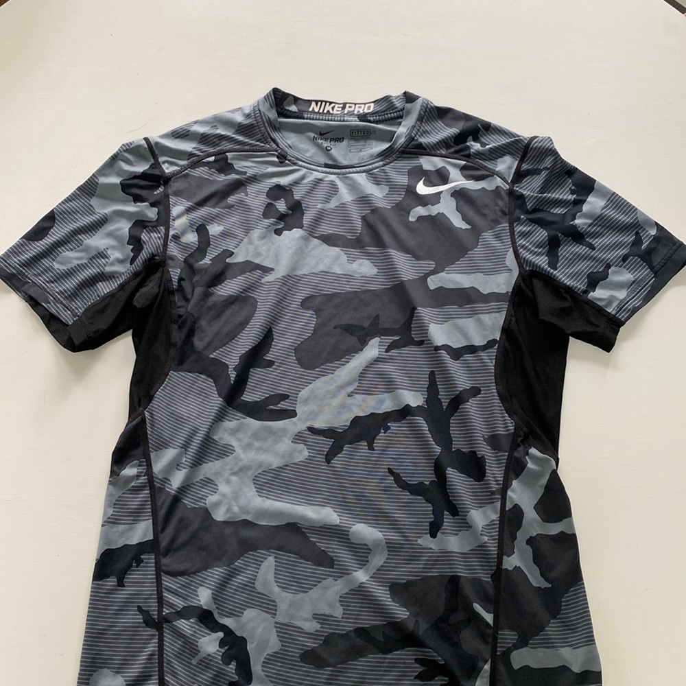 Nike Pro Combat Dri Fit Men’s M grey/black camo fitted workout T